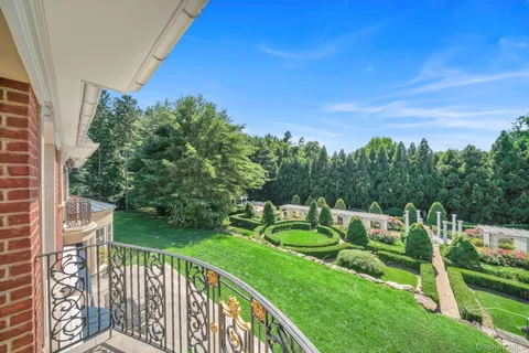$6,499,000 | 1111 Stoddart Court, Locust Valley, NY 11560