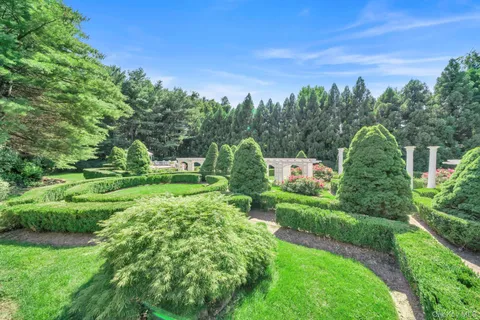 $6,499,000 | 1111 Stoddart Court, Locust Valley, NY 11560