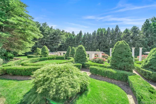 $6,499,000 | 1111 Stoddart Court, Locust Valley, NY 11560