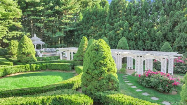 $6,499,000 | 1111 Stoddart Court, Locust Valley, NY 11560