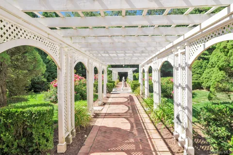 $6,499,000 | 1111 Stoddart Court, Locust Valley, NY 11560