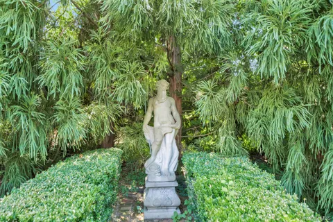 $6,499,000 | 1111 Stoddart Court, Locust Valley, NY 11560