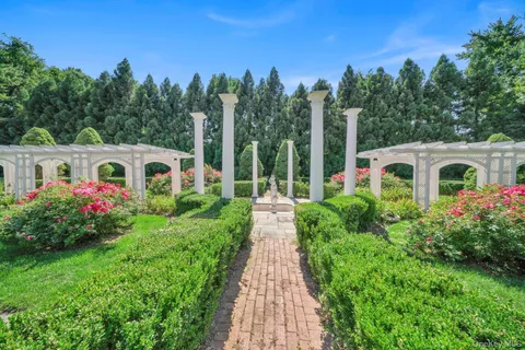 $6,499,000 | 1111 Stoddart Court, Locust Valley, NY 11560