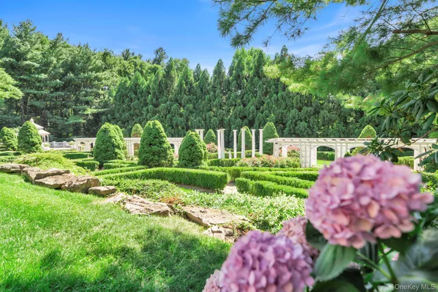 $6,499,000 | 1111 Stoddart Court, Locust Valley, NY 11560