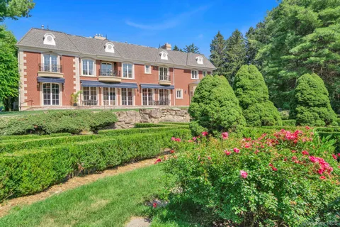 $6,499,000 | 1111 Stoddart Court, Locust Valley, NY 11560