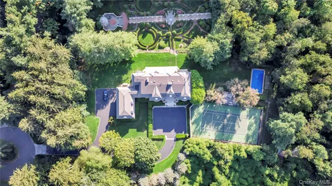$6,499,000 | 1111 Stoddart Court, Locust Valley, NY 11560