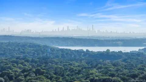 $6,499,000 | 1111 Stoddart Court, Locust Valley, NY 11560