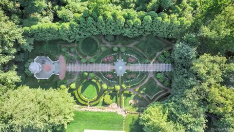 $6,499,000 | 1111 Stoddart Court, Locust Valley, NY 11560