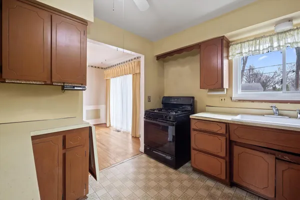 $300,000 | 31126 Gloede Drive, Warren, MI 48088