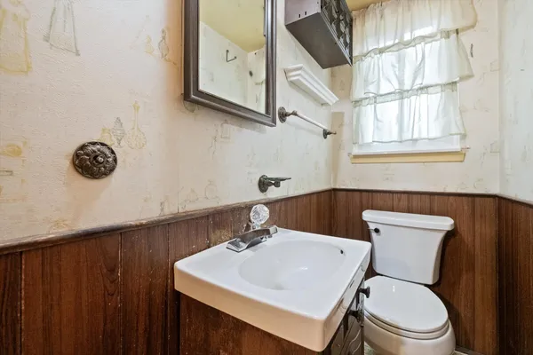 $300,000 | 31126 Gloede Drive, Warren, MI 48088