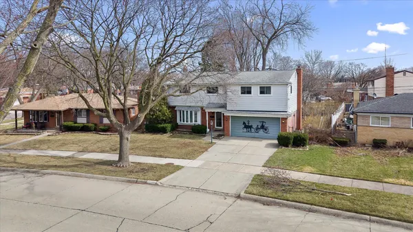 $300,000 | 31126 Gloede Drive, Warren, MI 48088