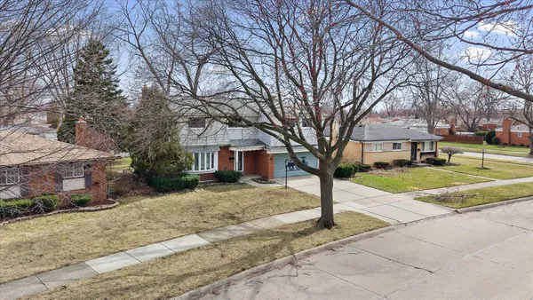 $300,000 | 31126 Gloede Drive, Warren, MI 48088