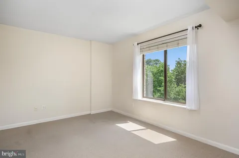 $325,000 | 19385 Cypress Ridge Terrace, Unit 519, Leesburg, VA 20176