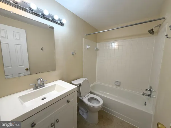 $1,900 | 18131 Chalet Drive, Unit 24103, Germantown, MD 20874