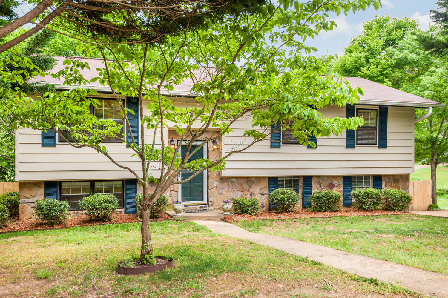 432 Stone Ridge Drive Hixson, TN 37343 - Photo 2 of 26 432_Stoneridge_Dr_003