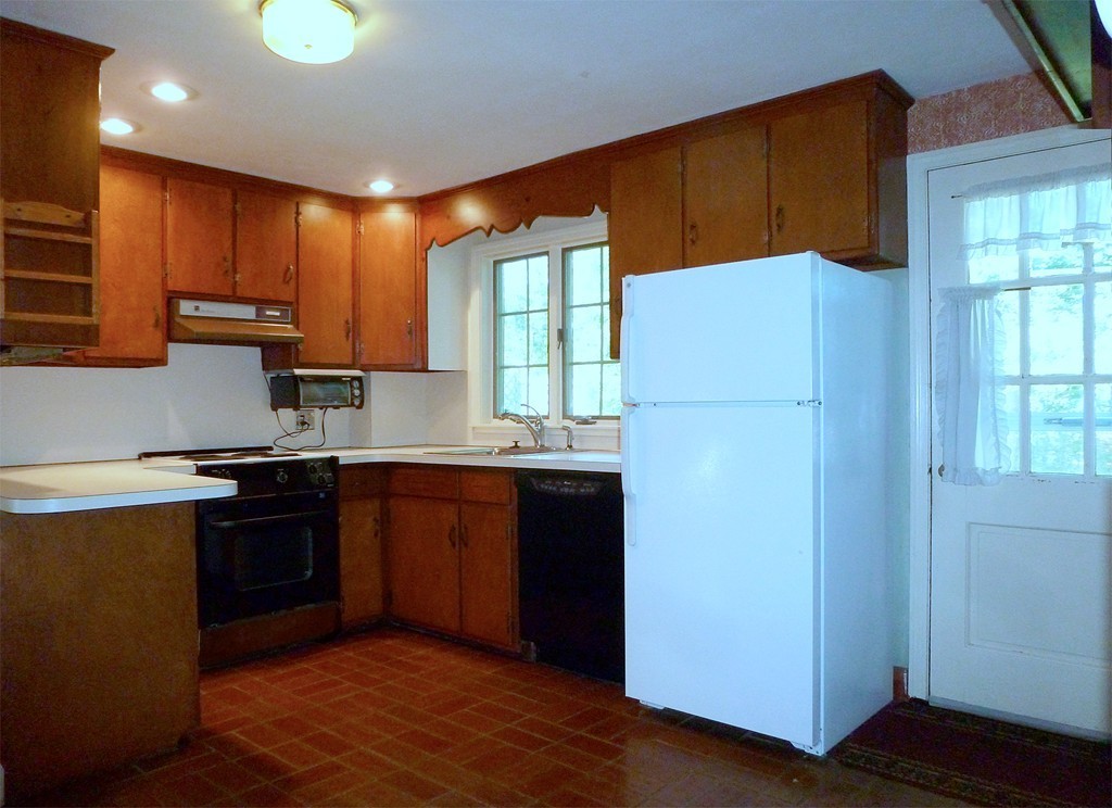 77 Winding Lane Springfield, MA 01118 - Photo 11 of 27