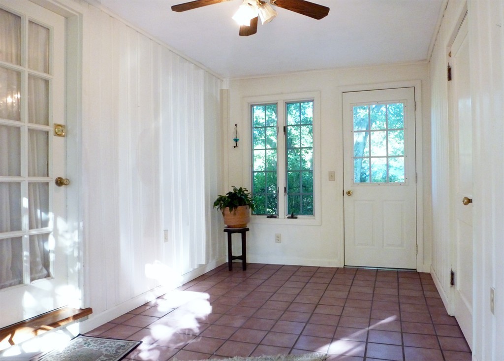 77 Winding Lane Springfield, MA 01118 - Photo 4 of 27
