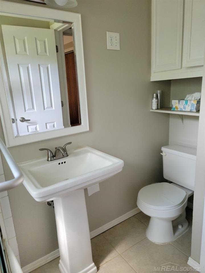 1544 Lambden Road Flint, MI 48532 - Photo 16 of 30 50082359-15.JPG