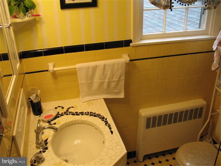 307 Brae Bourn Road Huntingdon Valley, PA 19006 - Photo 14 of 22 Bathroom