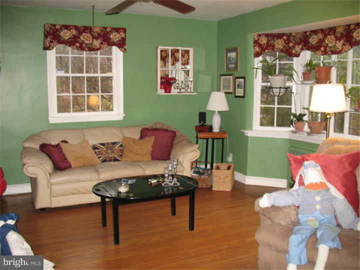307 Brae Bourn Road Huntingdon Valley, PA 19006 - Photo 3 of 22 Living Room