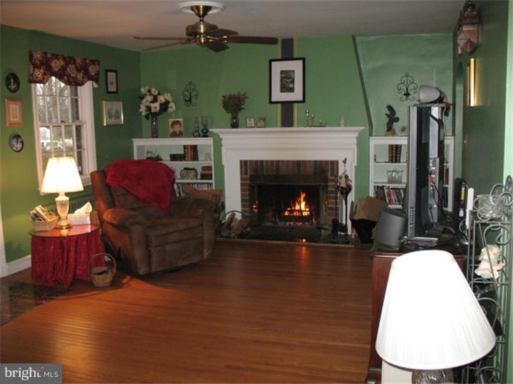 307 Brae Bourn Road Huntingdon Valley, PA 19006 - Photo 4 of 22 Living Room