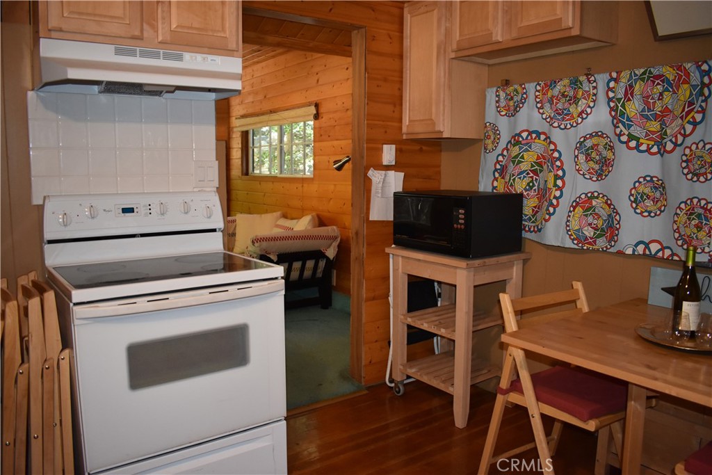 47 Ice House Mt Baldy, CA 91759 - Photo 11 of 21 Kitchen to Family room