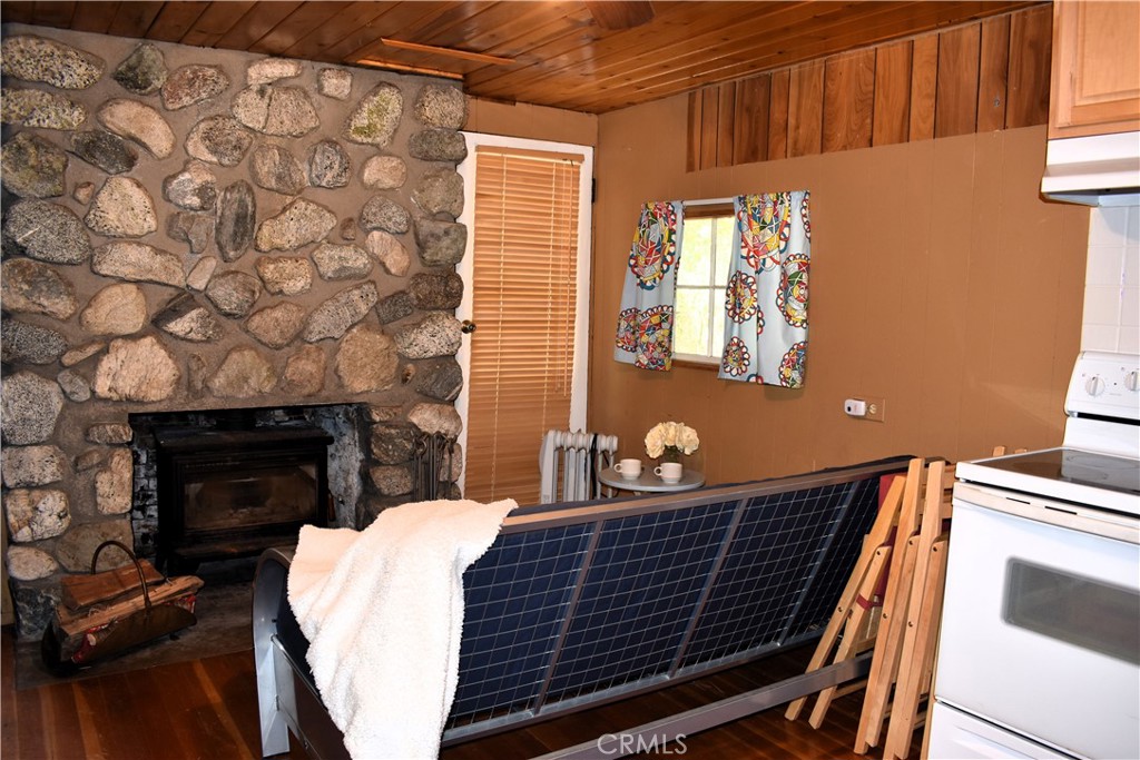 47 Ice House Mt Baldy, CA 91759 - Photo 13 of 21 Kitchen/dining/family time