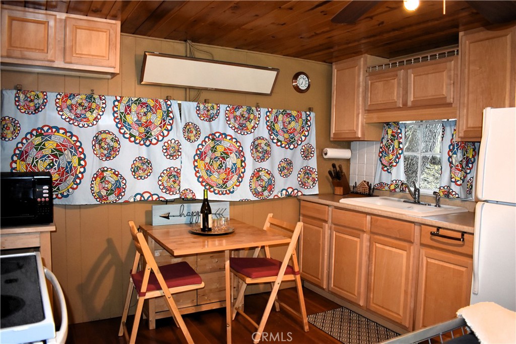 47 Ice House Mt Baldy, CA 91759 - Photo 10 of 21 Kitchen