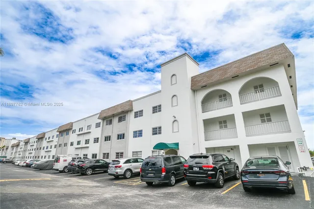 $262,900 | 581 Blue Heron Drive, Unit 112B, Hallandale Beach, FL 33009