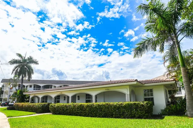 $262,900 | 581 Blue Heron Drive, Unit 112B, Hallandale Beach, FL 33009