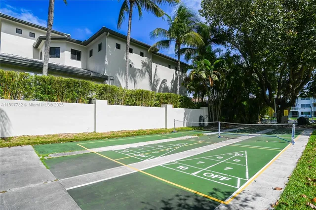 $262,900 | 581 Blue Heron Drive, Unit 112B, Hallandale Beach, FL 33009