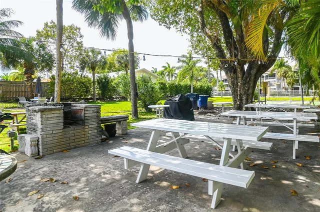 $262,900 | 581 Blue Heron Drive, Unit 112B, Hallandale Beach, FL 33009