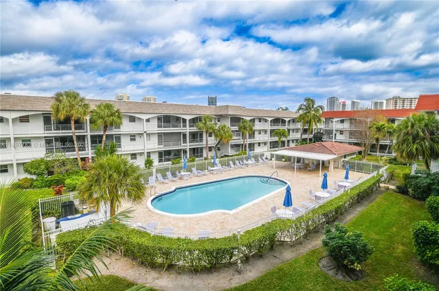 $262,900 | 581 Blue Heron Drive, Unit 112B, Hallandale Beach, FL 33009