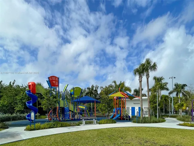 $262,900 | 581 Blue Heron Drive, Unit 112B, Hallandale Beach, FL 33009