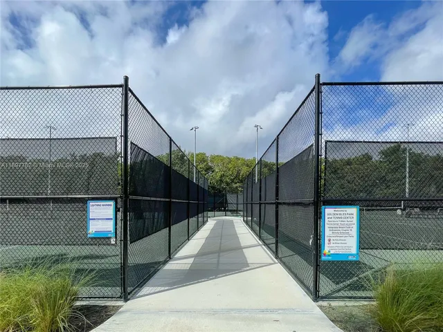 $262,900 | 581 Blue Heron Drive, Unit 112B, Hallandale Beach, FL 33009