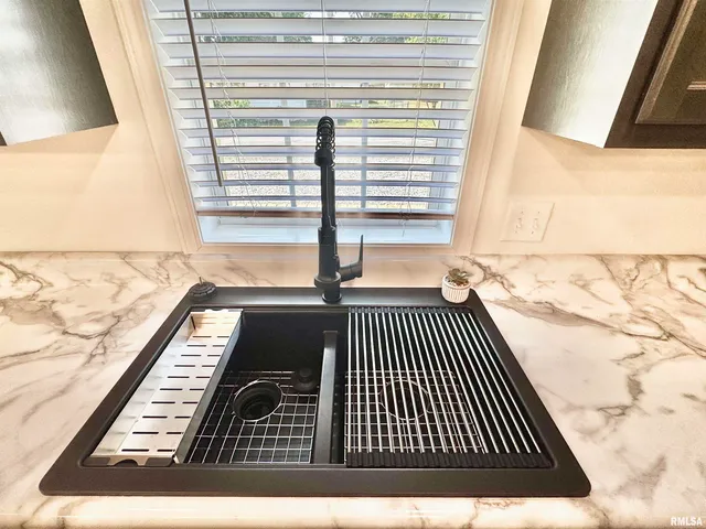 $230,000 | 309 West Main Street, Ewing, IL 62836