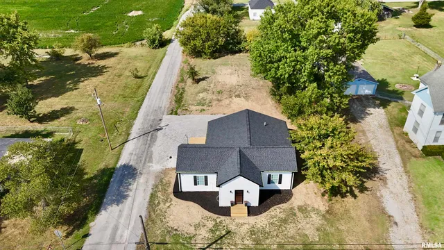 $230,000 | 309 West Main Street, Ewing, IL 62836