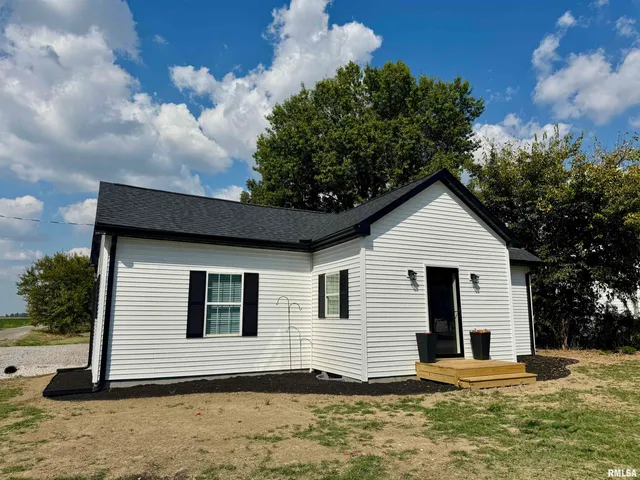 $230,000 | 309 West Main Street, Ewing, IL 62836