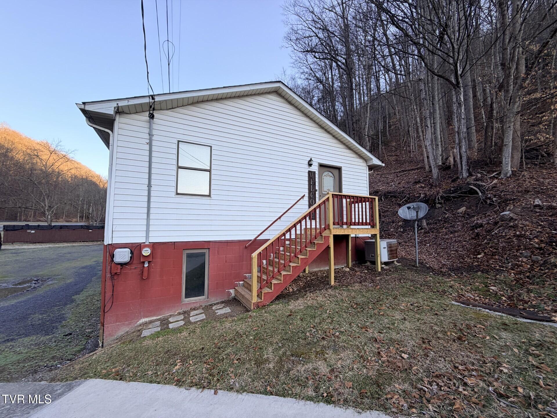 14229 Bull Run Road Coeburn, VA 24230 - Photo 4 of 27 Side R