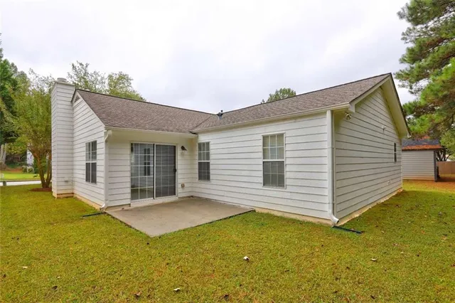 a view of a house with a yard