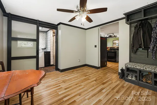 a view of a livingroom with furniture and a ceiling fan
