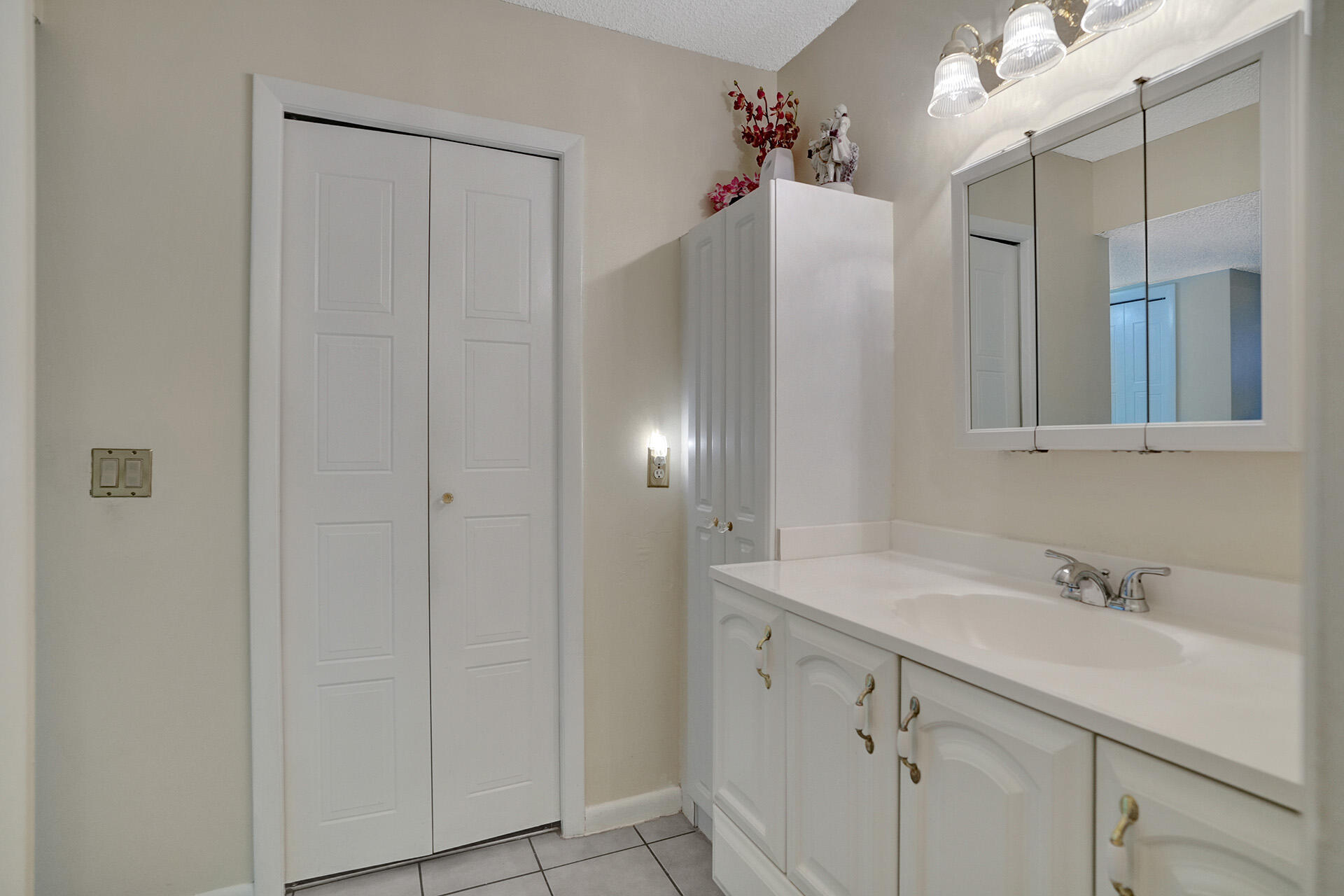 300 Racquet Club Road, Unit 103 Weston, FL 33326 - Photo 23 of 31 a bathroom with a sink shower and a mirror