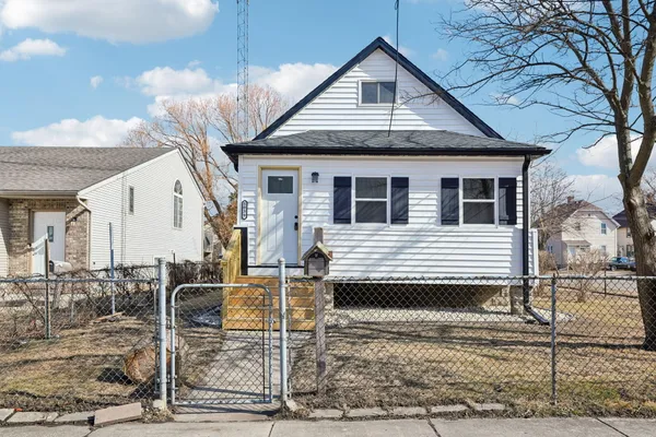 $2,700 | 5039 26th Avenue, Kenosha, WI 53140