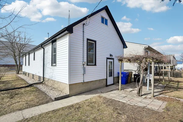 $2,700 | 5039 26th Avenue, Kenosha, WI 53140