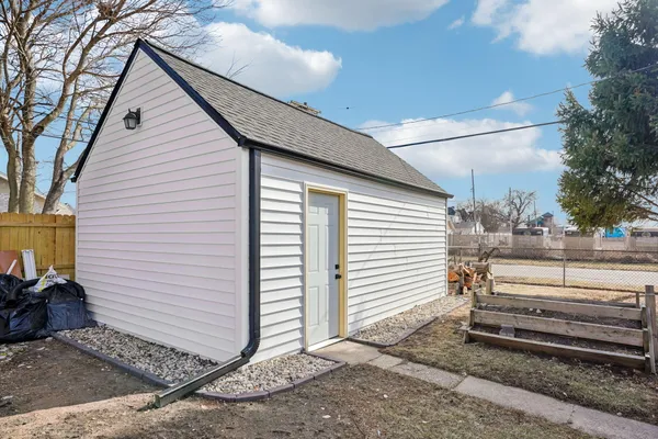 $2,700 | 5039 26th Avenue, Kenosha, WI 53140