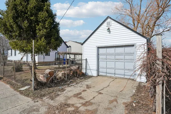 $2,700 | 5039 26th Avenue, Kenosha, WI 53140