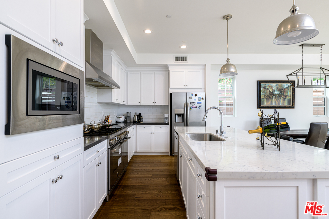 1074 Marco Place Venice, CA 90291 - Photo 4 of 13