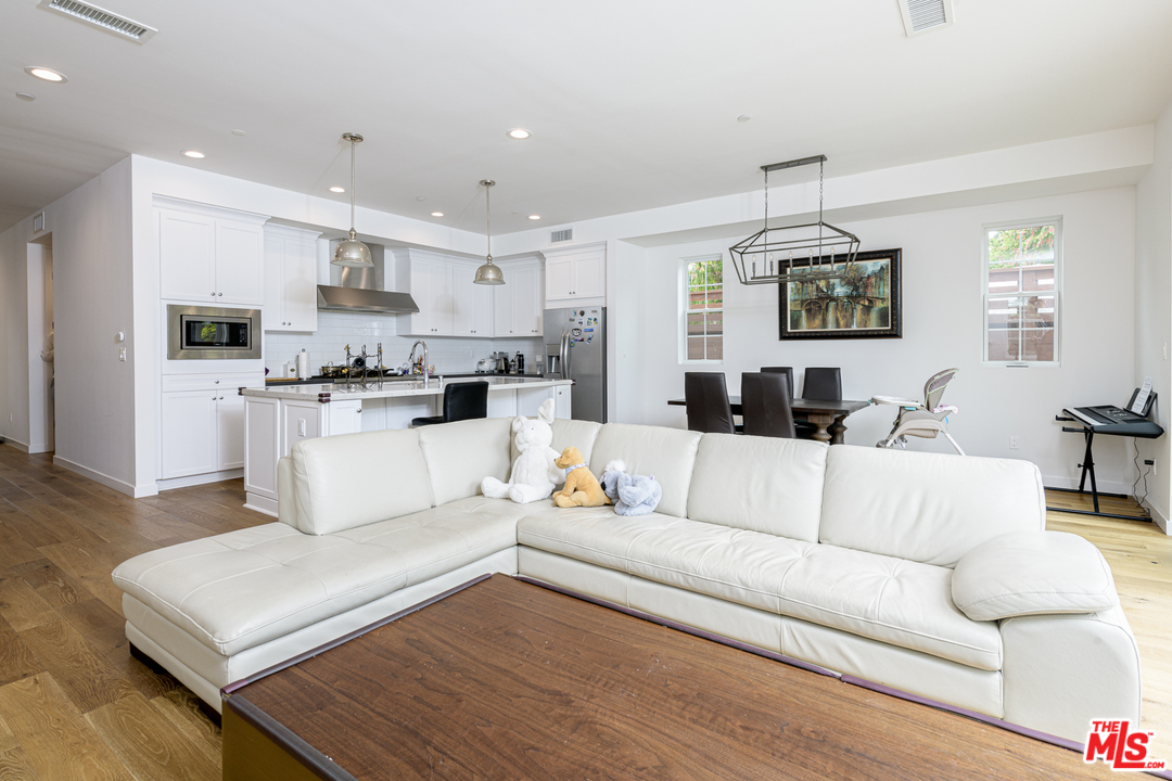 1074 Marco Place Venice, CA 90291 - Photo 5 of 13