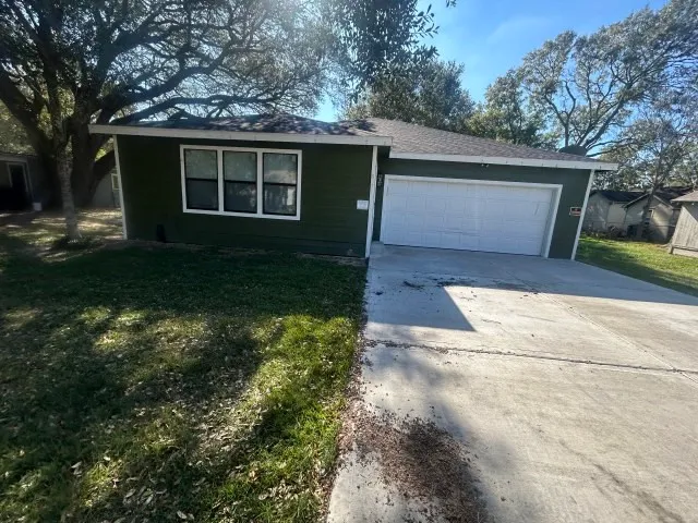 $166,400 | 807 Erin Street, El Campo, TX 77437