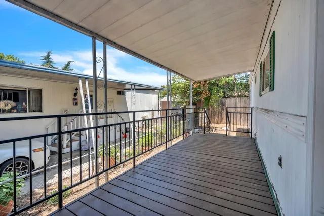 a view of a house with backyard